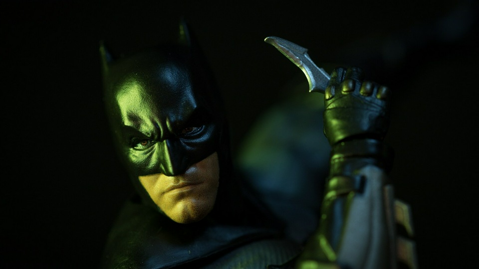 बैटमैन होल्डिंग बैट साइन