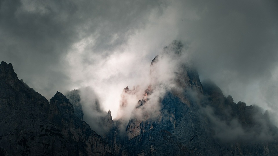 पहाड़ों कोहरे सर्दियों की सुबह