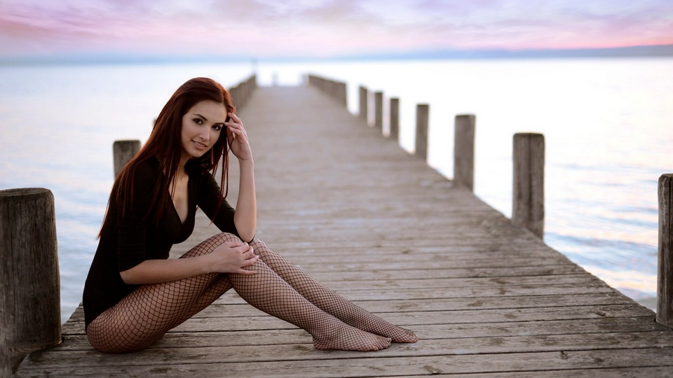 लड़की घाट पर बैठे