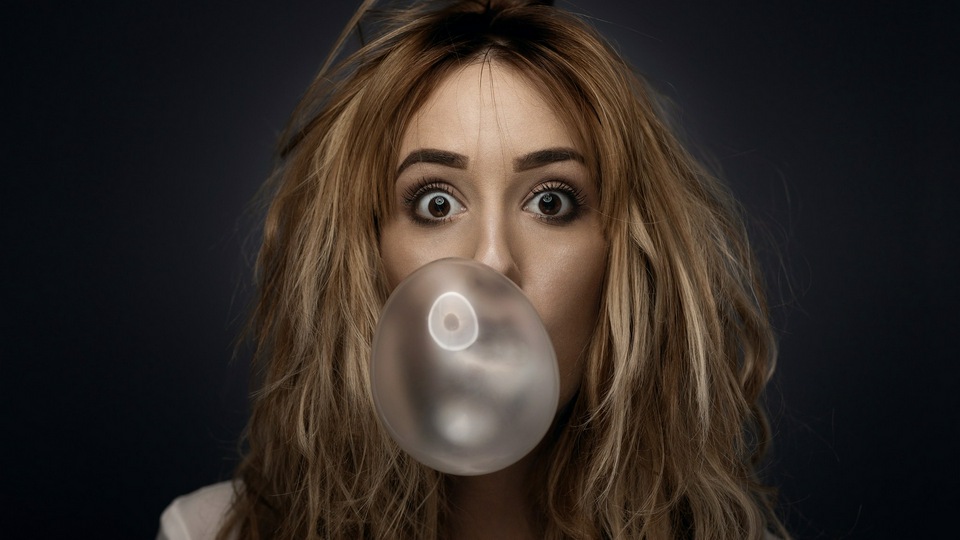 लड़की च्युइंग गम