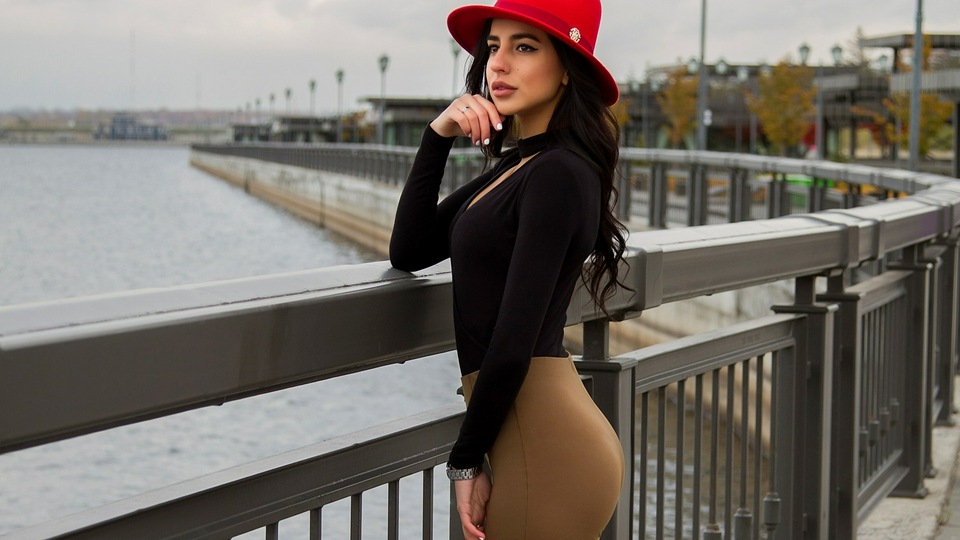 बहुत खूबसूरत महिलाओं को दूर देख