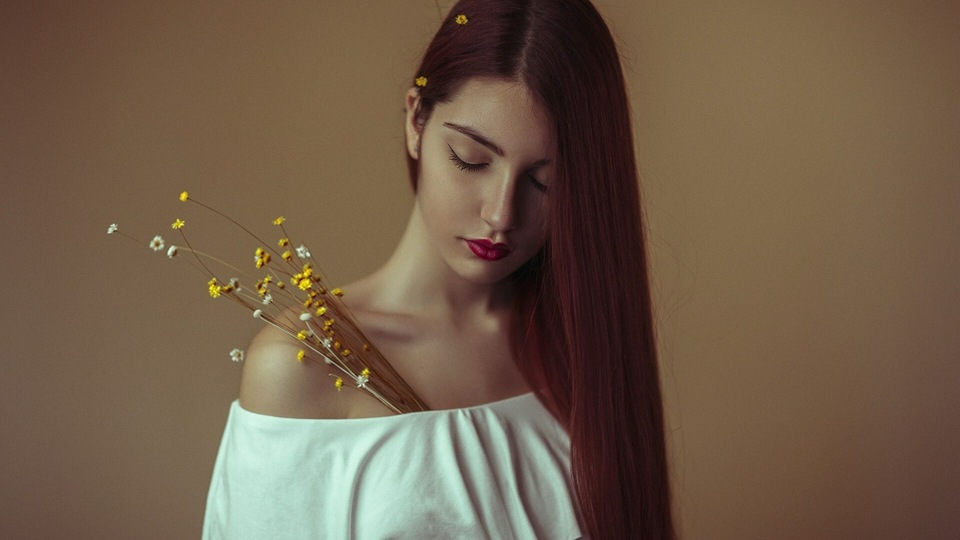 फूल लंबे बाल के साथ लड़की