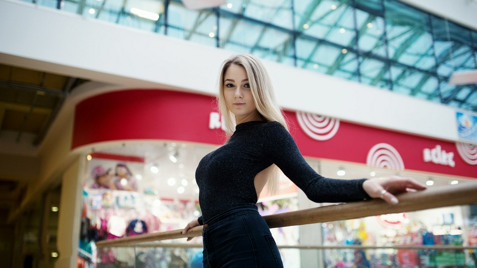 सुंदर काले शीर्ष लड़की