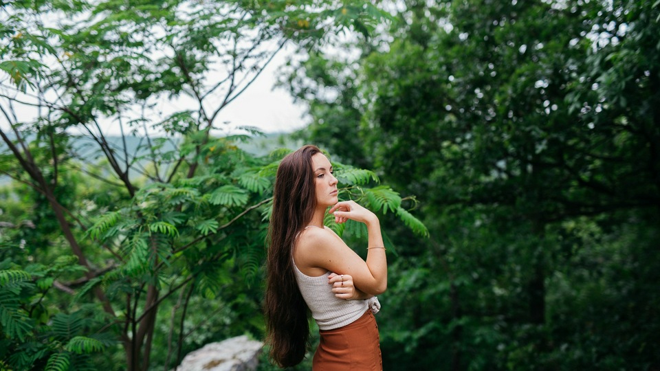 बहुत खूबसूरत लड़की जंगल में