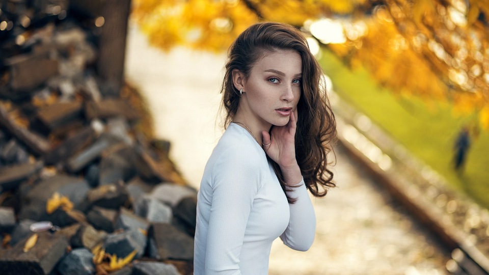 क्षेत्र की गहराई में लड़की का चित्र