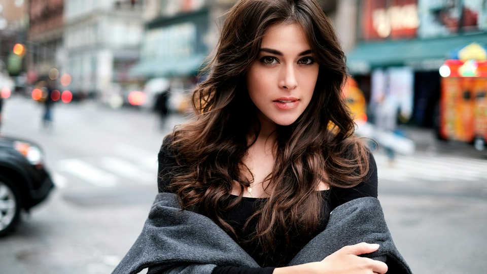 भव्य काली पोशाक लड़की हथियारों को पार कर गया