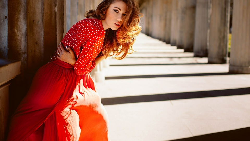 महिला लाल पोशाक सड़क पर