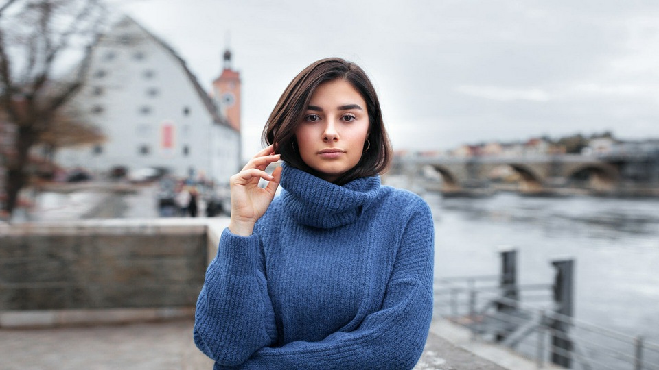 लड़की नीले रंग पहने हुए सड़क पर