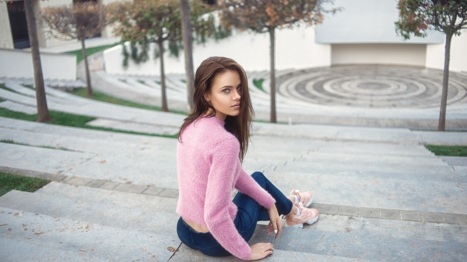 सुंदर लड़की सीढ़ियों में बैठे