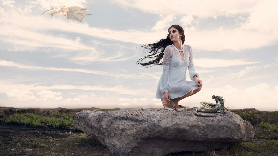 लड़की पर बैठे हार्ड रॉक के साथ कल्पना ड्रेगन