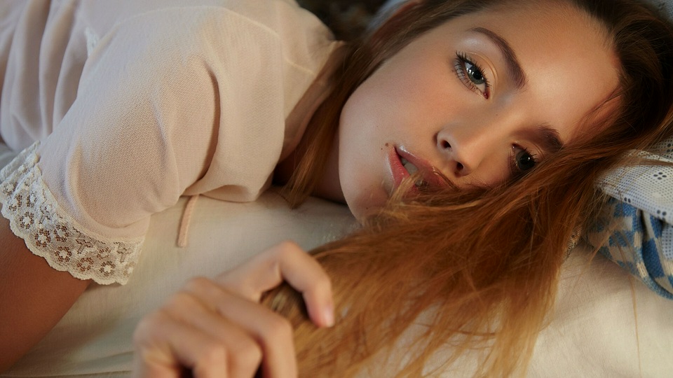 सुंदर लड़की बाल नीली आँखें