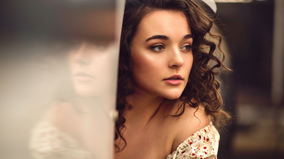 श्यामला कर्ल चेहरा लड़की