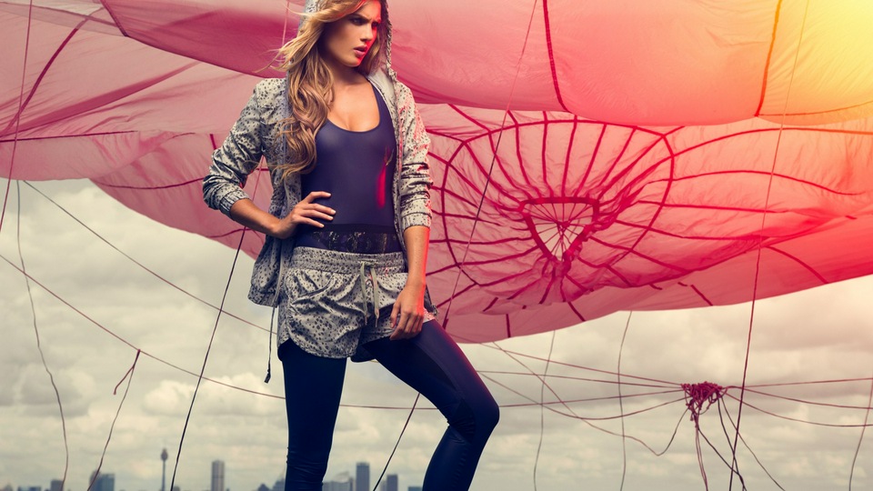 खेल के कपड़े पहने लड़की