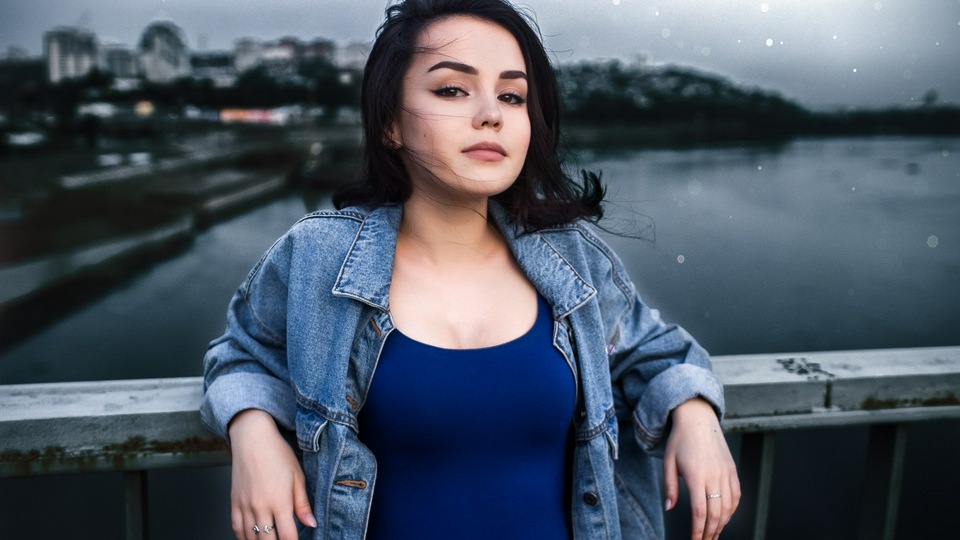 दर्शक चित्र को देख लड़की