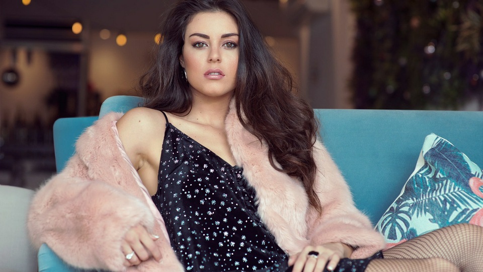 भूरी आँखें पोशाक लड़की लंबे बाल