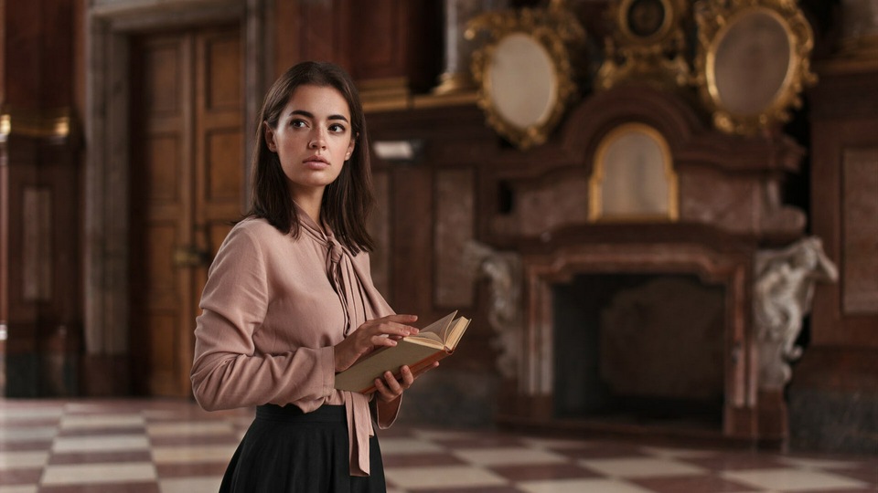 बुक लुकिंग अवे के साथ लिडिया सवोडेरोवा