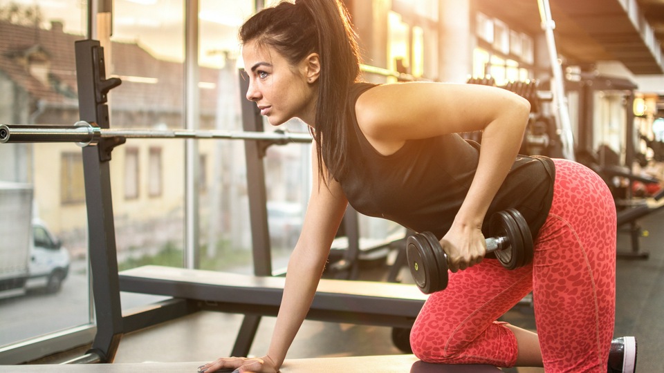 लड़की खेलों डम्बल