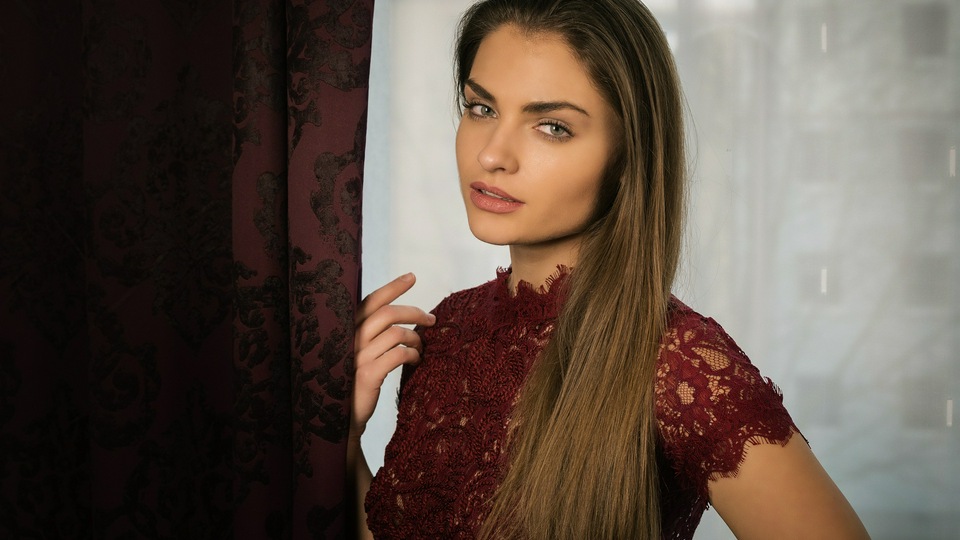 भूरे रंग के बाल लड़की को देख दर्शक