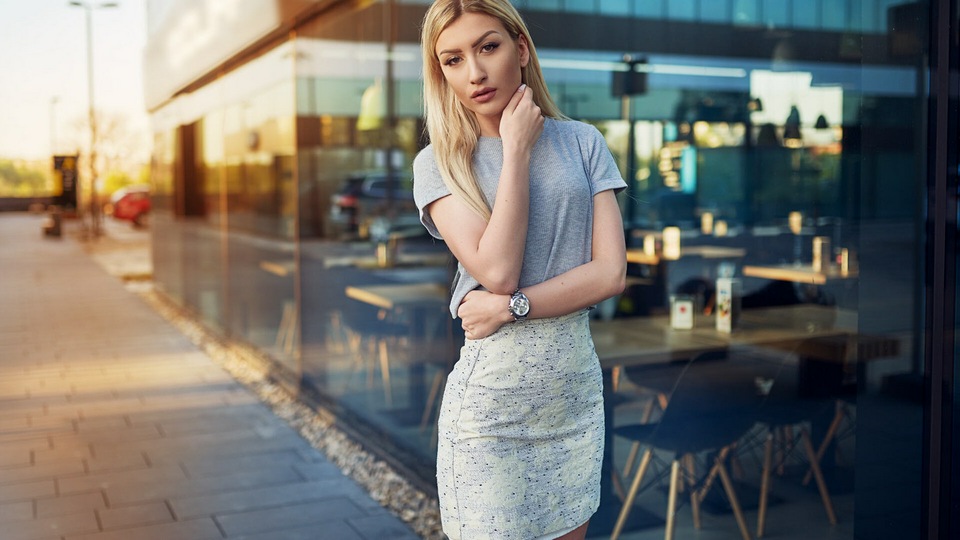 मॉडल प्रस्तुत और दर्शक को देख