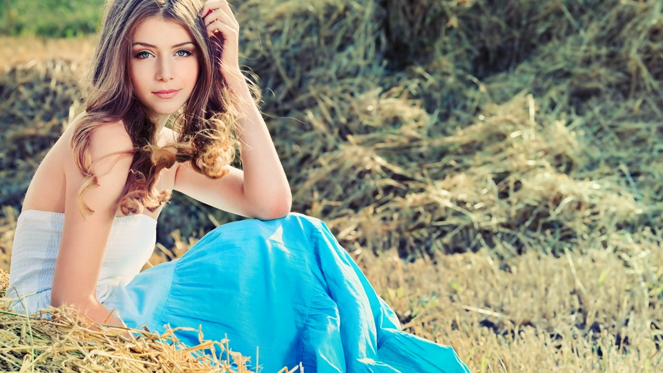 काले बाल वाली लड़की खुले में