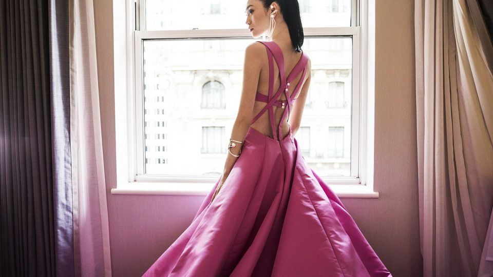 गुलाबी पोशाक लड़की पर्व से मुलाकात की