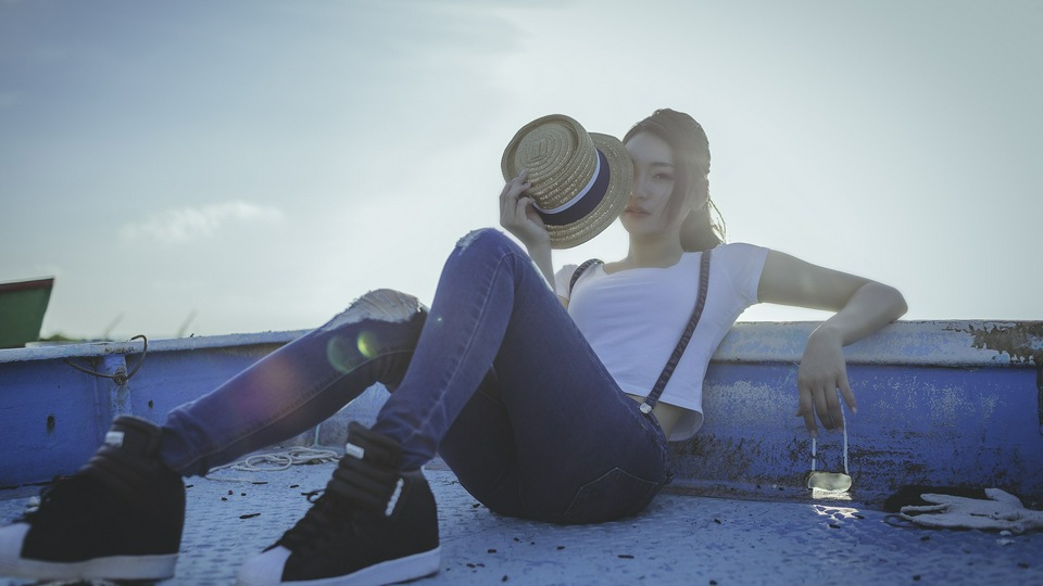 एशियाई लड़की सड़क पर