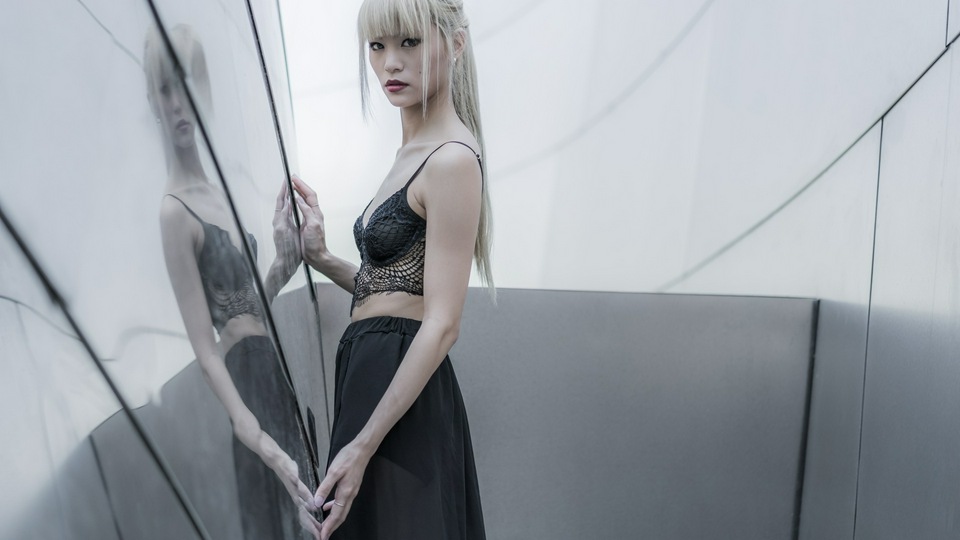 एशियाई काली पोशाक लड़की