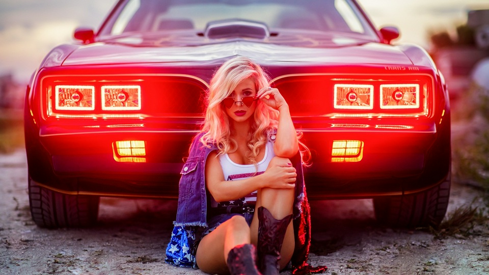 कार के सामने बैठे मॉडल