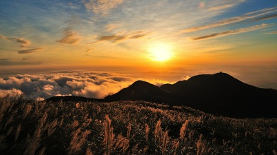 आकाश पहाड़ों बादलों प्रकृति सूर्य