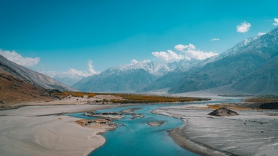 उच्च सुंदर पहाड़ों प्राकृतिक जल परिदृश्य