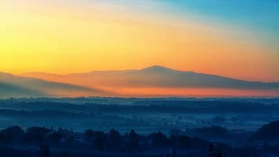 सूर्यास्त के दौरान माउंटेन सिल्हूट