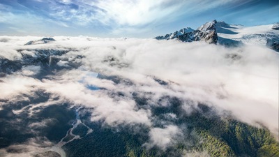 हेलीकॉप्टर से बादलों का शीर्ष दृश्य