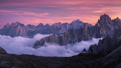 पोस्ट सूर्यास्त कोहरे पहाड़ों