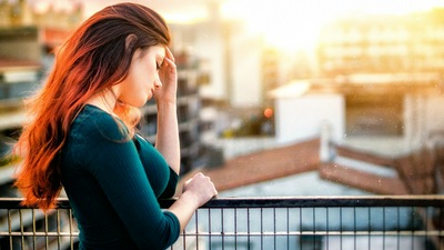 लाल सिर मॉडल में खड़े बालकोनी