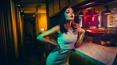 लड़की बार में