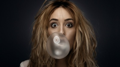 लड़की च्युइंग गम