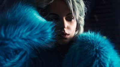 सफेद बाल लड़की दूर देख