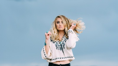 बहुत खूबसूरत सुनहरे बालों वाली मॉडल