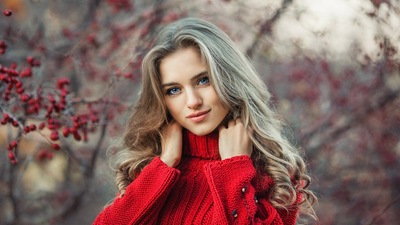 लाल रंग की पोशाक लड़की सड़क पर