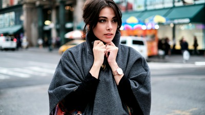 बहुत खूबसूरत लड़की दूर देख