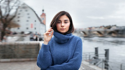 लड़की नीले रंग पहने हुए सड़क पर