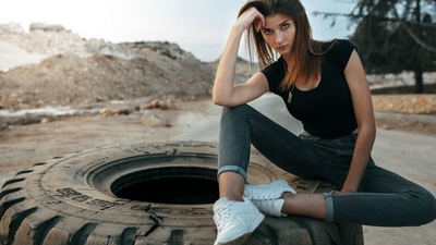 लड़की पर बैठे बड़े टायर