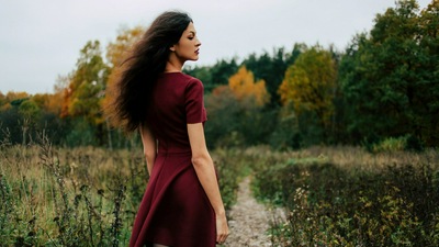 लंबे बाल लाल रंग की पोशाक सड़क पर