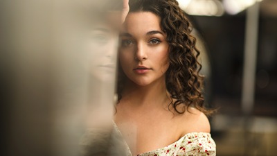 श्यामला लड़की कर्ल गहराई के क्षेत्र