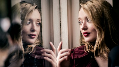 सुनहरे बालों वाली चेहरा लड़की लिपस्टिक