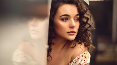 श्यामला कर्ल चेहरा लड़की