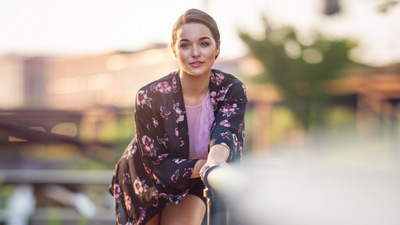 प्राकृतिक सौंदर्य लड़की सड़क पर