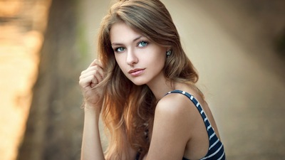 सुनहरे बालों वाली गहराई के क्षेत्र में लड़की