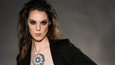 आर्क रिएक्टर पर लड़की