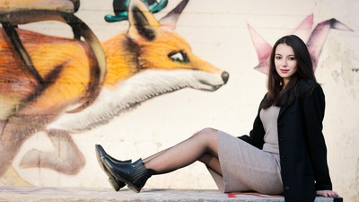 बहुत सुन्दर मॉडल बैठे